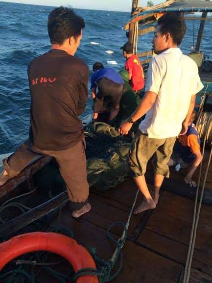 C&ocirc;ng t&aacute;c t&igrave;m kiếm v&agrave; tiếp cận hiện trường được triển khai nhanh ch&oacute;ng, 3 ngư d&acirc;n đ&atilde; được cứu sống sau hơn 1 giờ l&ecirc;nh đ&ecirc;nh tr&ecirc;n biển.