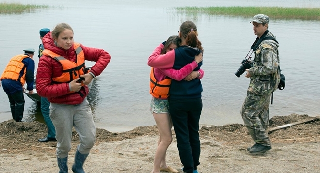 C&aacute;c em được cứu sống sau vụ lật thuyền. (Ảnh: TASS)