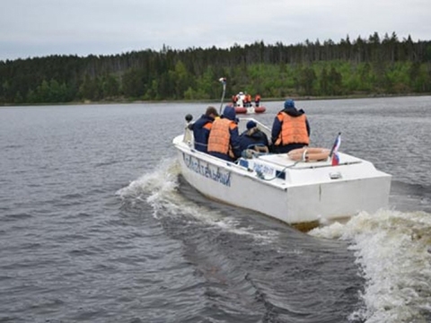 Lực lượng cứu hộ t&igrave;m kiếm c&aacute;c nạn nh&acirc;n bị mất t&iacute;ch. (Ảnh: TASS)