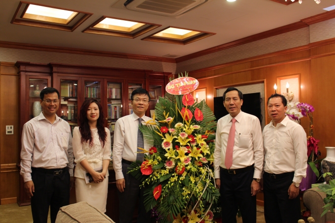 Bộ trưởng L&ecirc; Th&agrave;nh Long thăm v&agrave; ch&uacute;c mừng B&aacute;o Nh&acirc;n D&acirc;n.