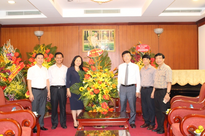 Bổ trưởng L&ecirc; Th&agrave;nh Long thăm v&agrave; ch&uacute;c mừng ban Tuy&ecirc;n gi&aacute;o Trung Ương.