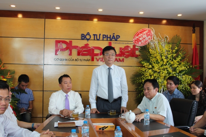 Bộ trưởng L&ecirc; Th&agrave;nh Long thăm v&agrave; ch&uacute;c mừng B&aacute;o Ph&aacute;p luật Việt Nam.