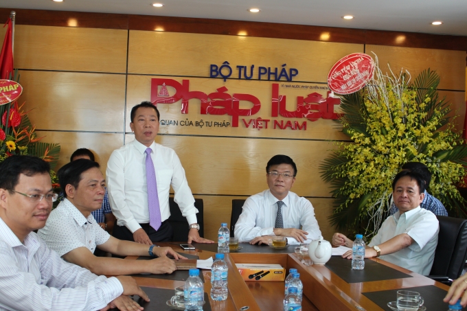 Tổng bi&ecirc;n tập Đ&agrave;o Văn Hội b&aacute;o c&aacute;o kết quả đ&atilde; đạt được với Bộ trưởng.