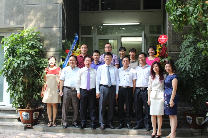 Bộ trưởng chụp ảnh lưu niệm c&ugrave;ng l&atilde;nh đạo, ph&oacute;ng vi&ecirc;n B&aacute;o Ph&aacute;p luật Việt Nam.