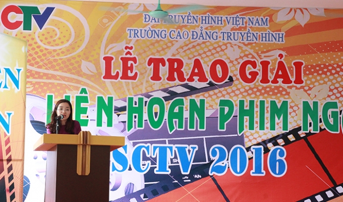 &nbsp;c&ocirc; Phạm Thanh Huyền &ndash; Trưởng khoa B&aacute;o ch&iacute;, trưởng CĐ Truyền H&igrave;nh (Đ&agrave;i Truyền h&igrave;nh Việt Nam) chia sẻ trong buổi lễ.&nbsp;Ảnh: Ma Loan.