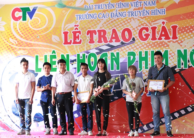 Ngo&agrave;i ra l&agrave; c&aacute;c t&aacute;c phẩm ph&oacute;ng sự đạt giải Khuyến kh&iacute;ch, bao gồm c&aacute;c t&aacute;c phẩm &ldquo;Thư gửi mẹ&rdquo; của t&aacute;c giả H&agrave; Thảo, Ph&uacute;c Thịnh; t&aacute;c phẩm &ldquo;L&agrave;ng thiếu nước&rdquo; của t&aacute;c giả Vũ Thị Th&ecirc;m; &ldquo;Mua b&aacute;n biển số xe giả dễ như mua rau ngo&agrave;i chợ&rdquo; &ndash; t&aacute;c giả Kim Dung, L&ograve; Văn T&ugrave;ng,&hellip;&nbsp;Ảnh: Ma Loan.