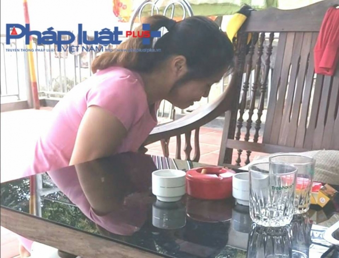 C&ocirc; gi&aacute;o Trần Thị Minh Huyền đang quỳ gối dưới đất, xin được giải quyết theo hướng