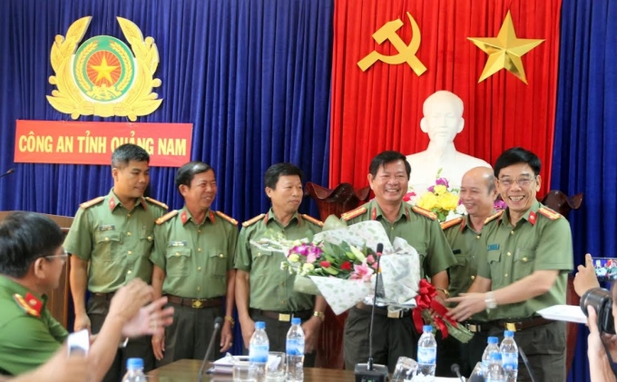 Ban chuy&ecirc;n &aacute;n nhận biểu dương khen thưởng.