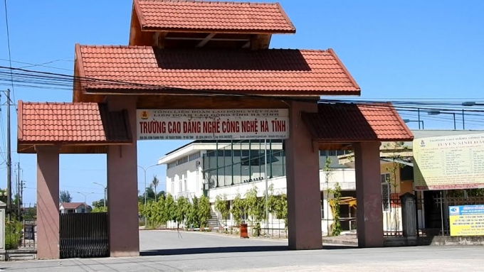 Bể bơi nằm trong khu&ocirc;n vi&ecirc;n trường Cao đẳng nghề C&ocirc;ng nghệ H&agrave; Tĩnh.