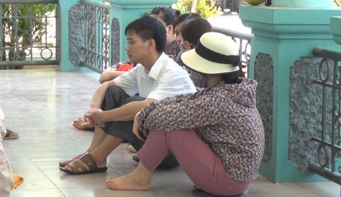 Người nh&agrave; nạn nh&acirc;n đau l&ograve;ng trước sự ra đi đột ngột của ch&aacute;u b&eacute;.