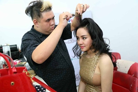 G&aacute;i một con Vy Oanh đẹp mặn m&agrave; đi ghi h&igrave;nh T&igrave;nh Kh&uacute;c Vượt Thời Gian.