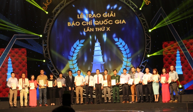 Ban tổ chức trao kỷ niệm chương cho c&aacute;c t&aacute;c giả t&aacute;c phẩm đoạt giải C.