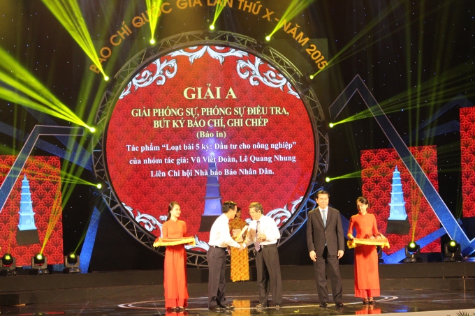 Trao giải cho c&aacute;c t&aacute;c phẩm đoạt giải.