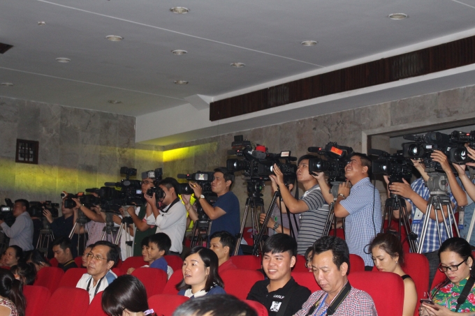 Đ&ocirc;ng đảo ph&oacute;ng vi&ecirc;n t&aacute;c nghiệp tại Lễ trao giải.