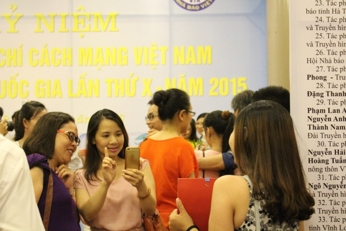 Chụp h&igrave;nh lưu niệm sau Lễ trao giải.