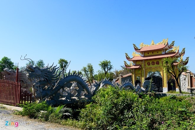 Nh&agrave; thờ Tổ của Ho&agrave;i Linh đang ho&agrave;n thiện những c&ocirc;ng đoạn cuối c&ugrave;ng để kịp chuẩn bị cho lễ giỗ Tổ ng&agrave;nh s&acirc;n khấu. Ảnh: Nguyễn B&aacute; Ngọc