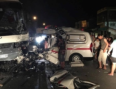 Quảng Ninh: Va chạm xe cấp cứu và xe chở công nhân, 10 người thương vong