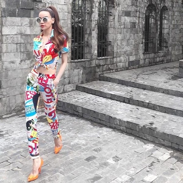 Hồ Ngọc H&agrave; chơi trội c&ugrave;ng trang phục họa tiết những nh&acirc;n vật trong phim hoạt h&igrave;nh ''Powerpuff Girls'' được phối ton-sur-ton, kết hợp với gi&agrave;y cao g&oacute;t m&agrave;u cam rực rỡ. Thiết kế ấn tượng của Moschino kh&ocirc;ng chỉ gi&uacute;p gi&aacute;m khảo The Face Việt Nam 2016 khoe kh&eacute;o v&ograve;ng eo quyến rũ, m&agrave; c&ograve;n t&ocirc; đậm phong c&aacute;ch s&agrave;nh điệu.