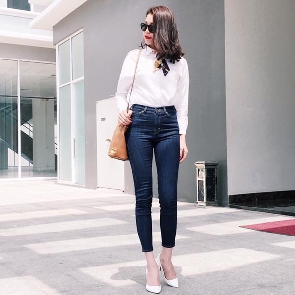 Chọn khăn cổ bản nhỏ đa m&agrave;u l&agrave;m ''gia vị'' cho bộ đ&ocirc;i sơ mi trắng v&agrave; quần jeans, Tr&agrave; Ngọc Hằng ghi điểm ho&agrave;n hảo khi l&agrave;m mới m&igrave;nh với h&igrave;nh ảnh qu&yacute; c&ocirc; c&ocirc;ng sở.