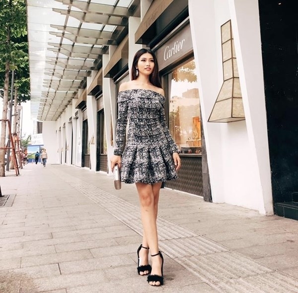Thiết kế đầm trễ vai tinh tế gi&uacute;p người mẫu Quỳnh Ch&acirc;u khoe kh&eacute;o bờ vai trần quyến rũ. Ch&acirc;n d&agrave;i 9X kết hợp phụ kiện tinh tế, c&agrave;ng l&agrave;m bật vẻ duy&ecirc;n d&aacute;ng, ngọt ng&agrave;o.