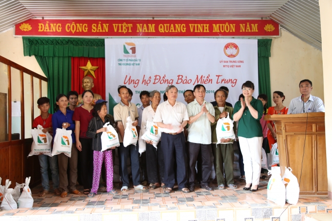 B&agrave; Nguyễn Thị Nguyệt Hường (&aacute;o xanh) - CT HĐQT c&ocirc;ng ty TNG Holdings Việt Nam c&ugrave;ng đại diện Ủy ban Mặt trận Tổ quốc Việt Nam tỉnh Thanh H&oacute;a trao qu&agrave; cho b&agrave; con ngư d&acirc;n x&atilde; Thạch Quảng, huyện Thạch Th&agrave;nh, tỉnh Thanh H&oacute;a.