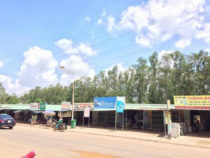 Các kiot hi&ecirc;̣n tại được cho là nằm tr&ecirc;n ph&acirc;̀n đ&acirc;́t của &ocirc;ng tương và các h&ocirc;̣ d&acirc;n, nhưng h&ocirc;̣ bà Hu&ecirc;́ đang sử dụng.