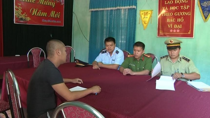 Lực lượng chức năng l&agrave;m việc với l&aacute;i xe Vũ Tr&iacute; Quế.