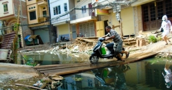 Hà Nội: Người dân lát ván, bắc cầu để đi do công trình chậm tiến độ