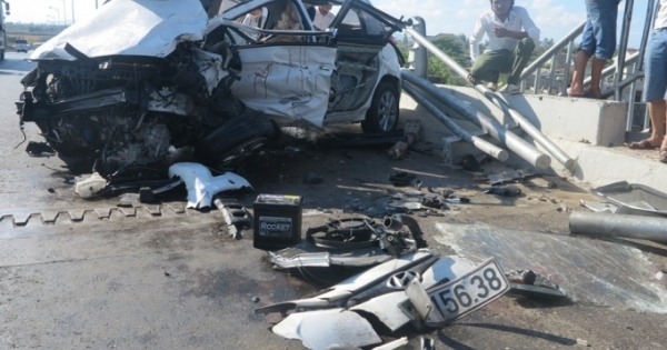 Nghệ An: "Xế hộp" nát bét sau cú va chạm kinh hoàng