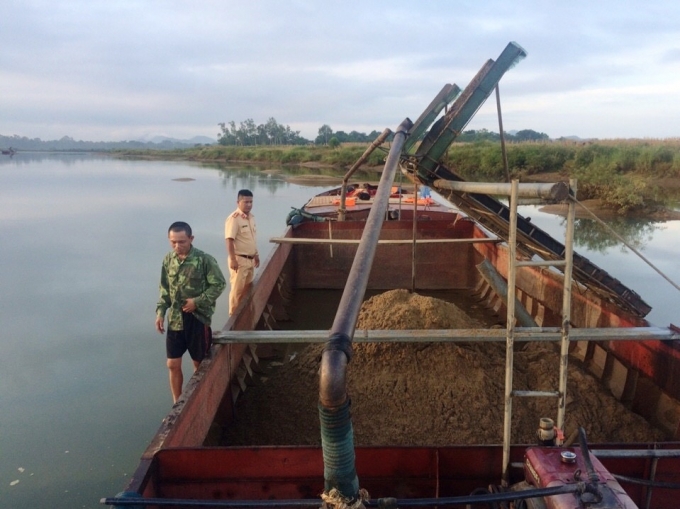 Chủ s&agrave; lan Nguyễn Văn Thảo (SN 1976, tr&uacute; tại x&atilde; Li&ecirc;n Minh, huyện Đức Thọ) đang h&uacute;t c&aacute;t tr&aacute;i ph&eacute;p th&igrave; bị tổ c&ocirc;ng t&aacute;c bắt quả tang.