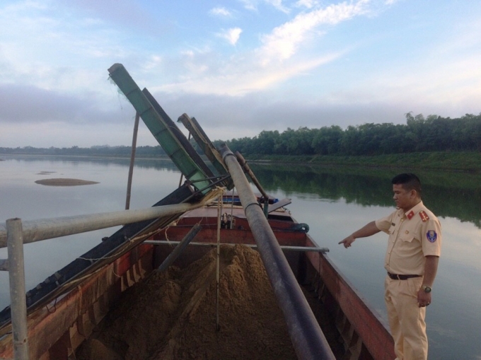 Đại &uacute;y Nguyễn Văn Nam (Đội ph&ograve;ng chống tội phạm PC 68) tiến h&agrave;nh lập bi&ecirc;n bản, tạm giữ phương tiện