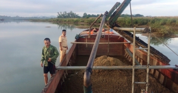 Hà Tĩnh: Cát tặc lợi dụng đêm tối, đang “ăn hàng” thì bị bắt giữ