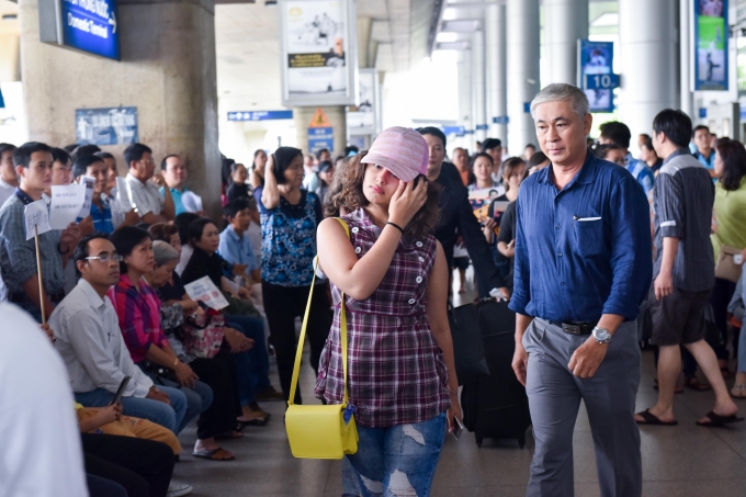 Anandi trong C&ocirc; d&acirc;u 8 tuổi được fan ch&agrave;o đ&oacute;n nồng nhiệt ở s&acirc;n bay T&acirc;n Sơn Nhất
