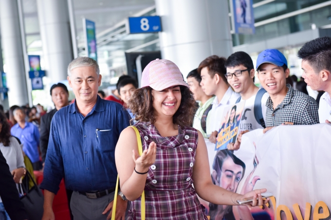 Anandi trong C&ocirc; d&acirc;u 8 tuổi được fan ch&agrave;o đ&oacute;n nồng nhiệt ở s&acirc;n bay T&acirc;n Sơn Nhất