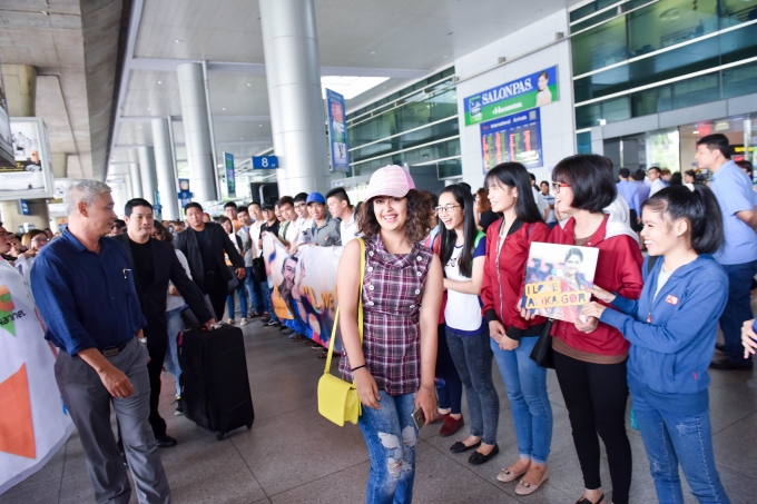 Nữ diễn vi&ecirc;n diện trang phục thoải m&aacute;i, năng động đến Việt Nam.