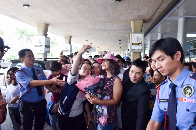 C&aacute;c fan h&acirc;m mộ kh&ocirc;ng qu&ecirc;n chụp những bức h&igrave;nh tự sướng lưu lại khoảnh khắc n&agrave;y.&nbsp;