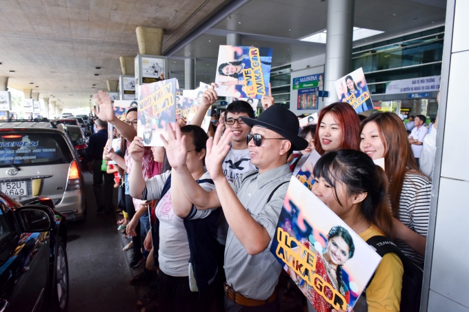 Anandi trong C&ocirc; d&acirc;u 8 tuổi được fan ch&agrave;o đ&oacute;n nồng nhiệt ở s&acirc;n bay T&acirc;n Sơn Nhất