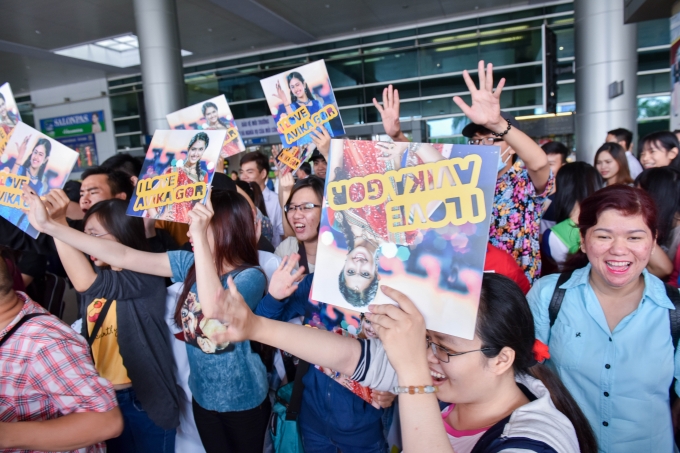 Anandi trong C&ocirc; d&acirc;u 8 tuổi được fan ch&agrave;o đ&oacute;n nồng nhiệt ở s&acirc;n bay T&acirc;n Sơn Nhất