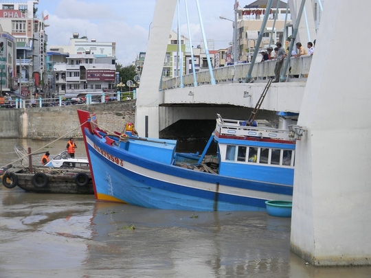 T&agrave;u c&aacute; bị mắc kẹt dưới gầm cầu L&ecirc; Hồng Phong (TP Phan Thiết, B&igrave;nh Thuận).