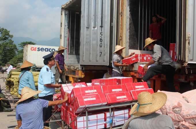 : Lực lượng Hải Quan đang bắt giữ, ph&acirc;n loại h&agrave;ng nhập lậu tại M&oacute;ng C&aacute;i .