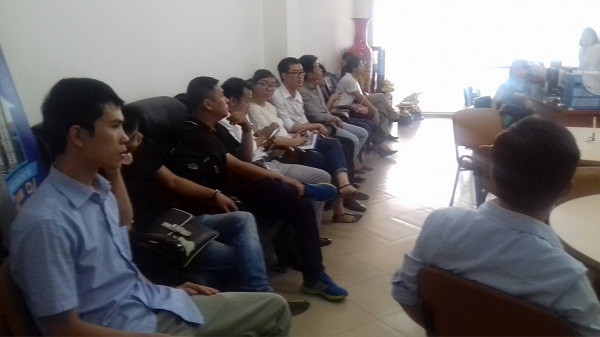 Nhưng cư d&acirc;n mua căn hộ tại khu đ&ocirc; thị mới V&acirc;n Canh đến C&ocirc;ng ty Cổ phần BĐS AZ &nbsp;LAND để phản đối việc b&agrave;n giao nh&agrave; chậm trễ của chủ đầu tư.