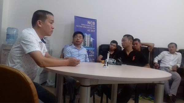 Người đại diện C&ocirc;ng ty cổ phần BĐS AZ (b&ecirc;n tr&aacute;i) kh&ocirc;ng n&ecirc;u r&otilde; t&ecirc;n, chức vụ ra trả lời việc chậm trễ b&agrave;n giao căn hộ cho những cư d&acirc;n.