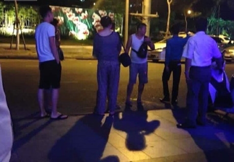 Nh&oacute;m kh&aacute;ch Trung Quốc c&oacute; h&agrave;nh vi đốt tiền Việt đang bị dư luận phản đối. Ảnh: V&otilde; Văn Trung.