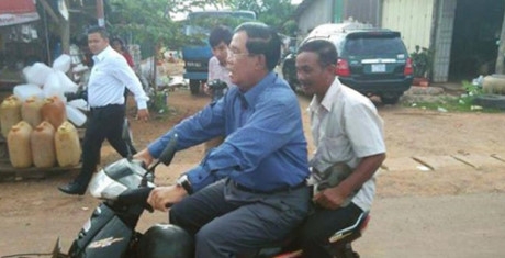 Thủ tướng Campuchia đ&atilde; &ldquo;nổi hứng&rdquo; đi xe m&aacute;y c&ugrave;ng với chủ xe khoảng 250 m