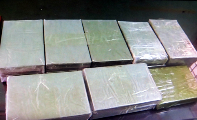 15 b&aacute;nh heroin bị thu giữ.