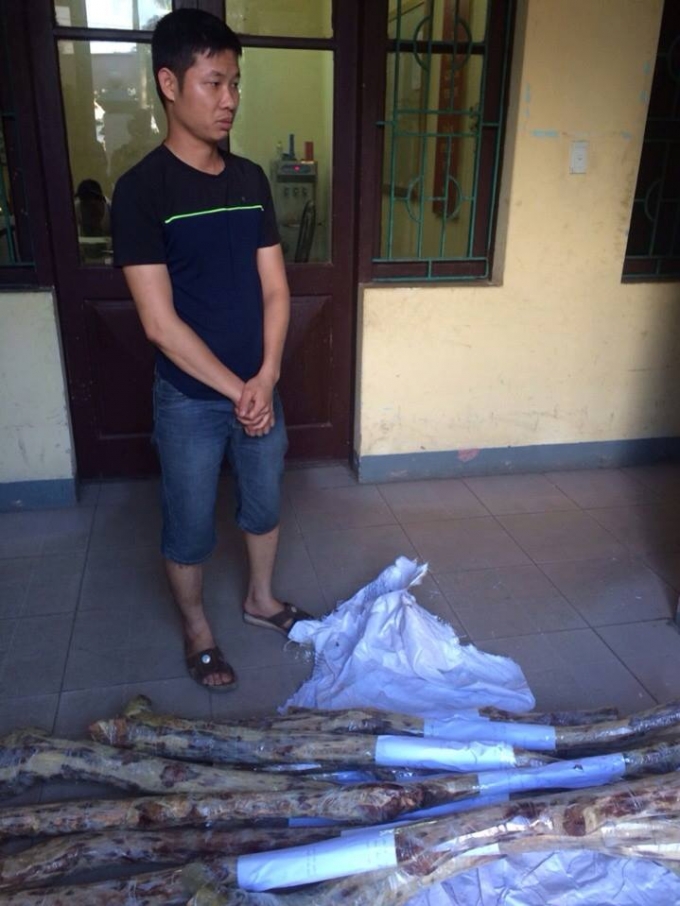 L&ecirc; Văn Duẩn v&agrave; tang vật thu giữ.