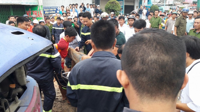 C&ocirc;ng nh&acirc;n được lực lượng cứu hộ đưa l&ecirc;n.