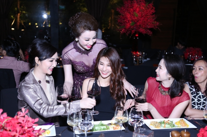 D&agrave;n người đẹp kh&ocirc;ng tuổi &ldquo;tấp nập&rdquo; dự tiệc ch&uacute;c mừng Hoa Hậu Vũ Th&uacute;y Nga