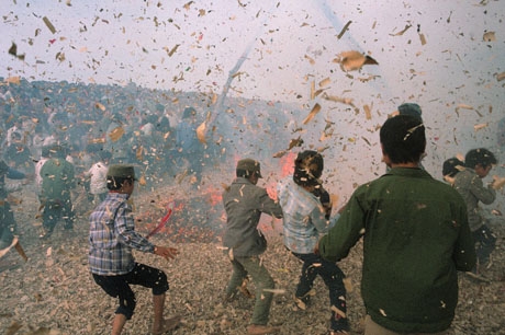 Đồng Kỵ, Bắc Ninh, 1989: Những mảnh ph&aacute;o bắn ra tứ ph&iacute;a, thanh ni&ecirc;n trong l&agrave;ng Đồng Kỵ đang c&ugrave;ng nhau chơi ph&aacute;o Tết