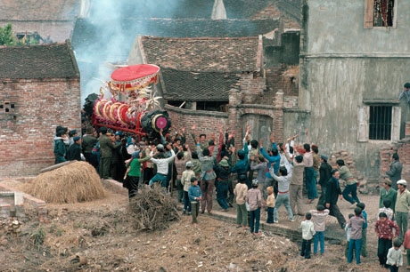 H&agrave; Nội, 1989: Lễ hội ng&agrave;y Tết ở một l&agrave;ng nhỏ ven đ&ocirc;